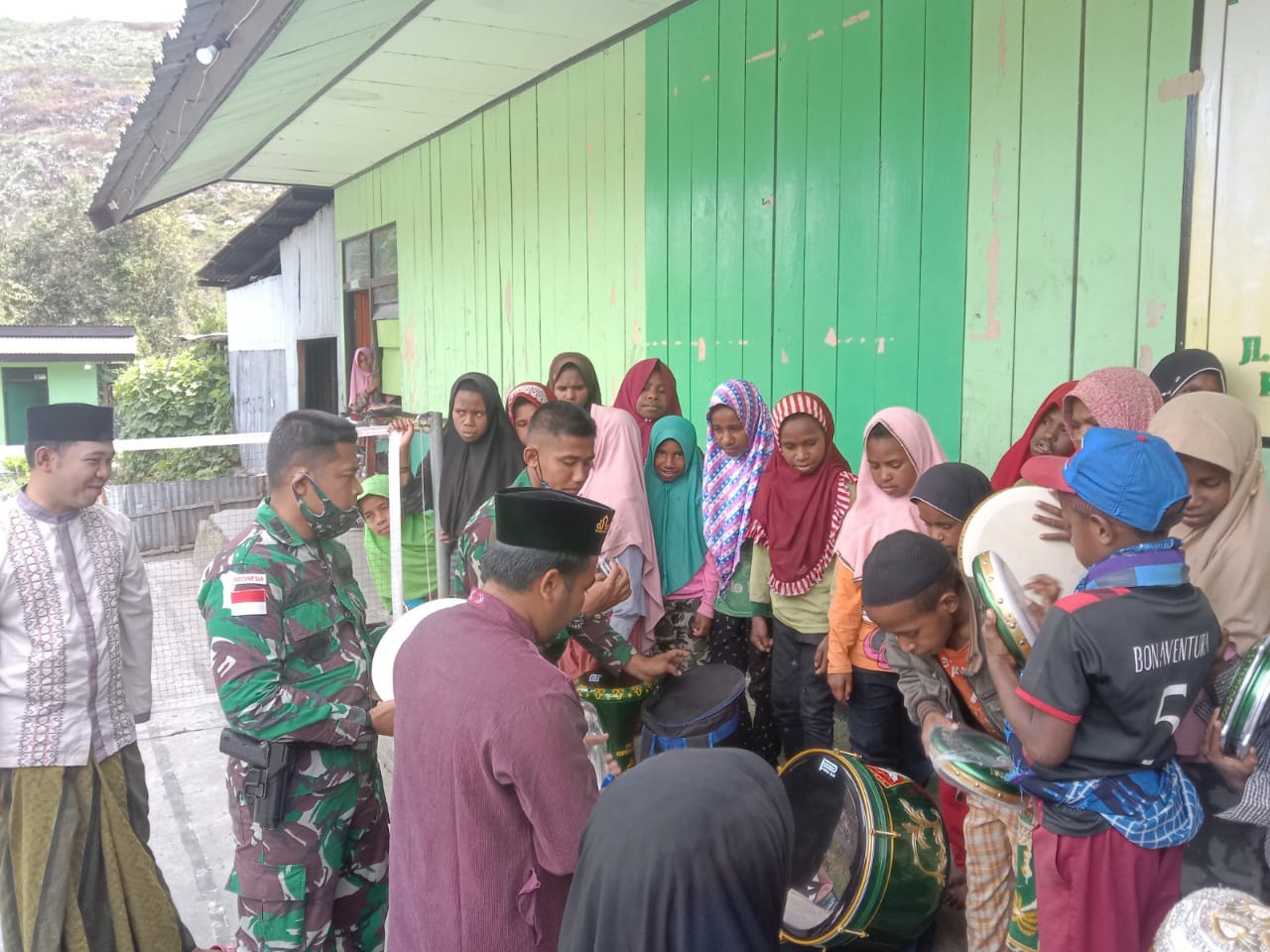 Tingkatkan santri cinta musik Islami, Satgas Yonif 751/VJS bantu alat musik rebana Tingkatkan santri cinta musik Islami, Satgas Yonif 751/VJS bantu alat musik rebana
