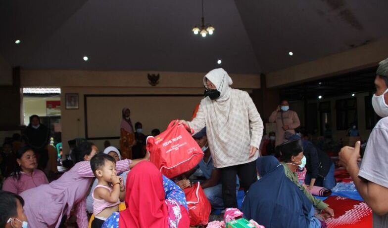 Mensos tinjau lokasi pengungsi Semeru pastikan bantuan terdistribusi