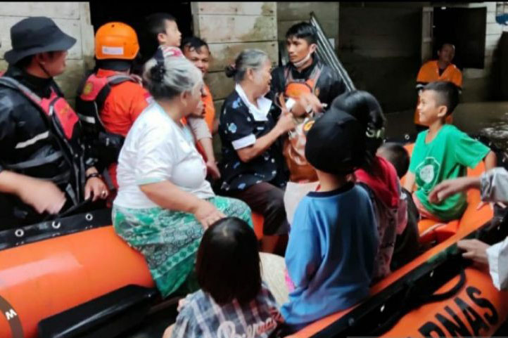 Basarnas Nias evakuasi warga terjebak banjir di Gunungsitoli