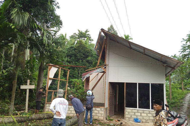Pohon tumbang rusak rumah warga di Kota Solok Pohon tumbang rusak rumah warga di Kota Solok