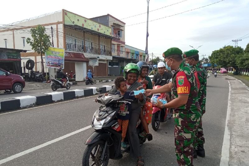 TNI bagikan masker kepada warga Mimika Papua