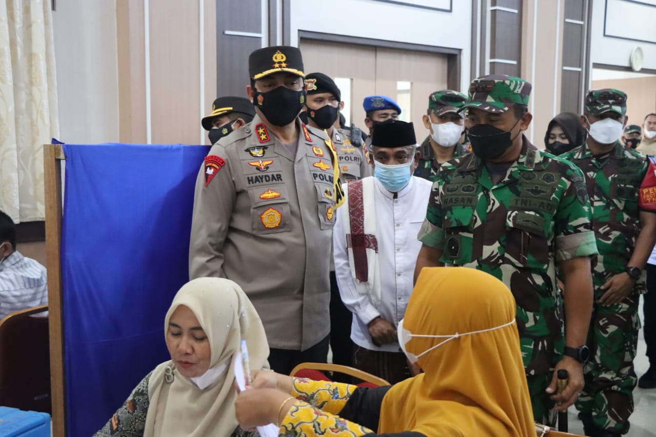 Kapolda Aceh dan Pangdam IM semangati vaksinator di LPMP Aceh