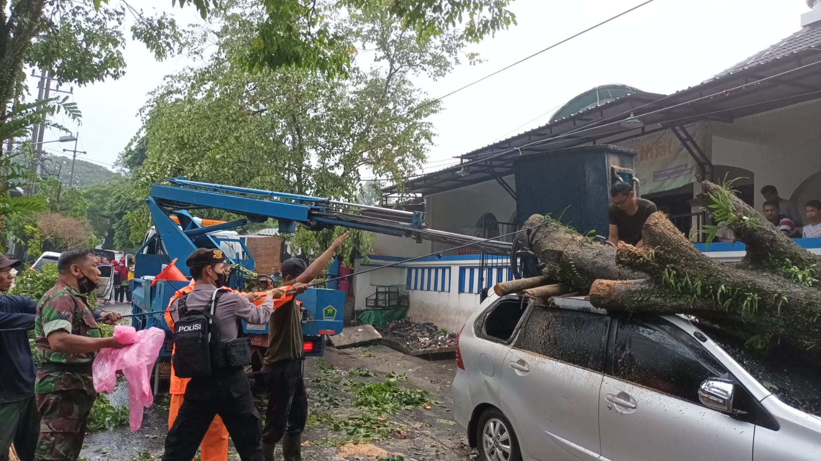 Hujan dan angin kencang robohkan pohon dan rusak rumah warga Malang Hujan dan angin kencang robohkan pohon dan rusak rumah warga Malang