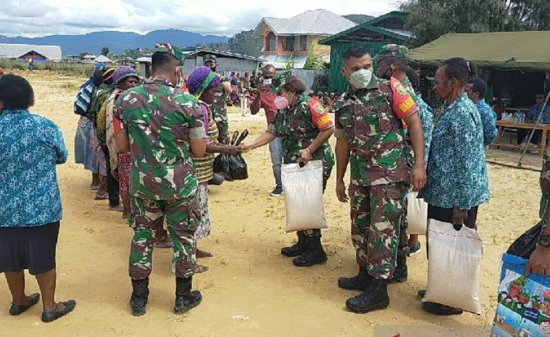 TNI bagikan bahan pangan pokok kepada warga Enarotali di Paniai