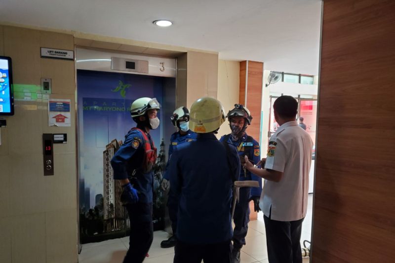 Gulkarmat Jaktim evakuasi wanita terjebak di lift di Jatinegara Gulkarmat Jaktim evakuasi wanita terjebak di lift di Jatinegara