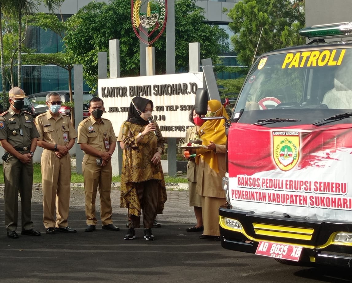 Lima truk bantuan Sukoharjo untuk pengungsi erupsi Semeru berangkat menuju Lumajang Lima truk bantuan Sukoharjo untuk pengungsi erupsi Semeru berangkat menuju Lumajang