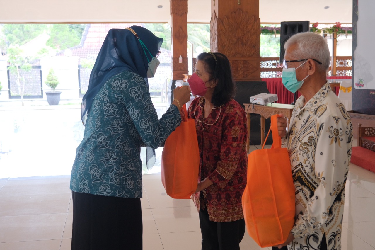 Jelang Natal, 105 jemaat gereja lansia dapat tali asih dari TP PKK Kota Magelang
