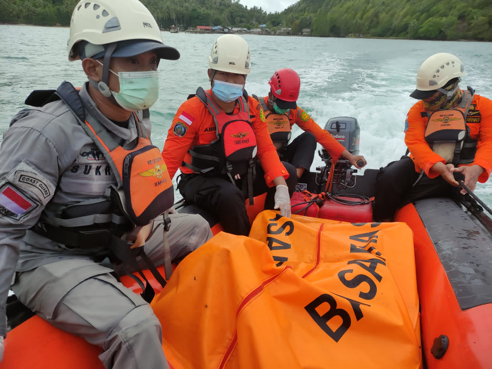 Bakamla RI evakuasi korban hilang saat mancing di perairan Pemangkat Bakamla RI evakuasi korban hilang saat mancing di perairan Pemangkat