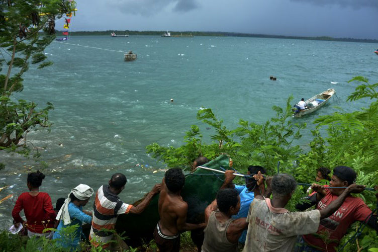 Gelombang tinggi diprakirakan menghampiri wilayah perairan Maluku Gelombang tinggi diprakirakan menghampiri wilayah perairan Maluku