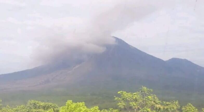 Gunung Semeru kembali luncurkan awan panas guguran Gunung Semeru kembali luncurkan awan panas guguran