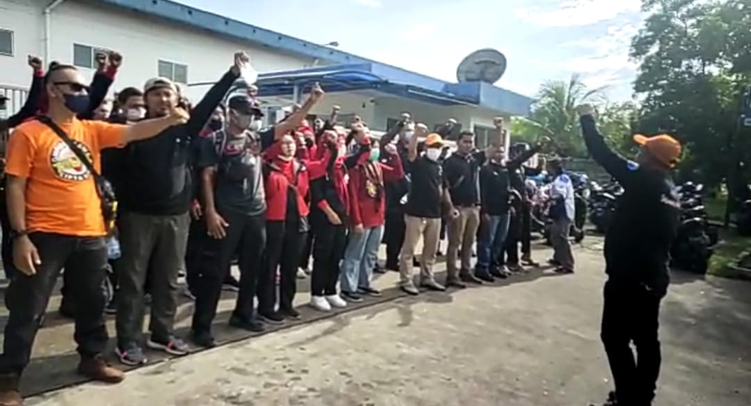 Tuntut pencabutan UU Ciptaker, ribuan buruh Purwakarta bergerak ke Jakarta