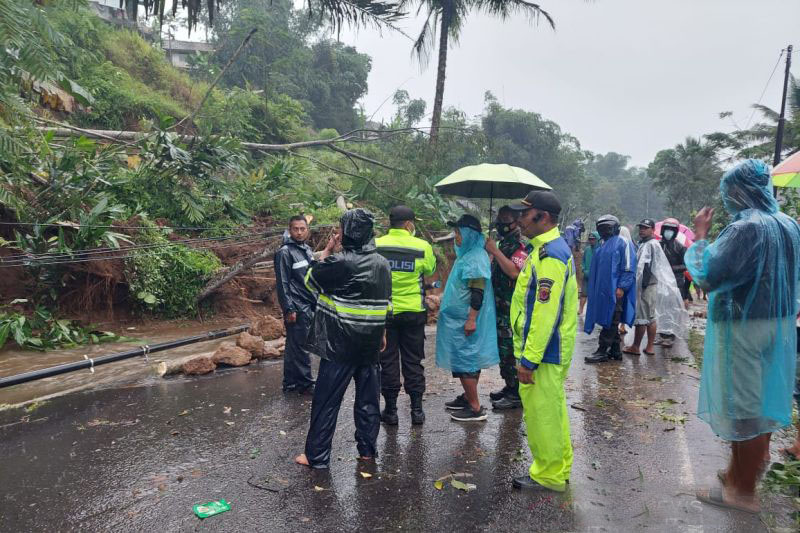 Longsor hambat arus lalu lintas di Jalan Garut-Tasikmalaya