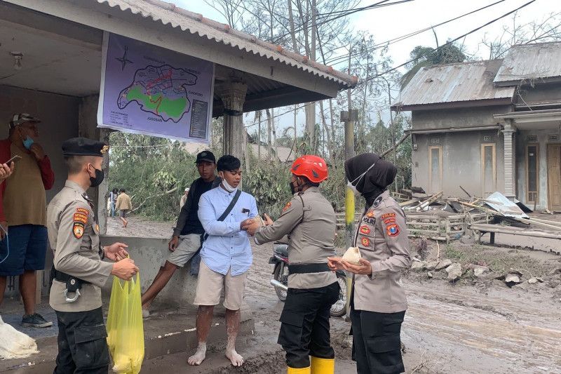 Polri gelar Operasi Aman Nusa II bantu tanggulangi letusan Semeru Polri gelar Operasi Aman Nusa II bantu tanggulangi letusan Semeru