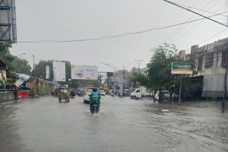 Banjir rendam beberapa ruas jalan di Kota Mataram