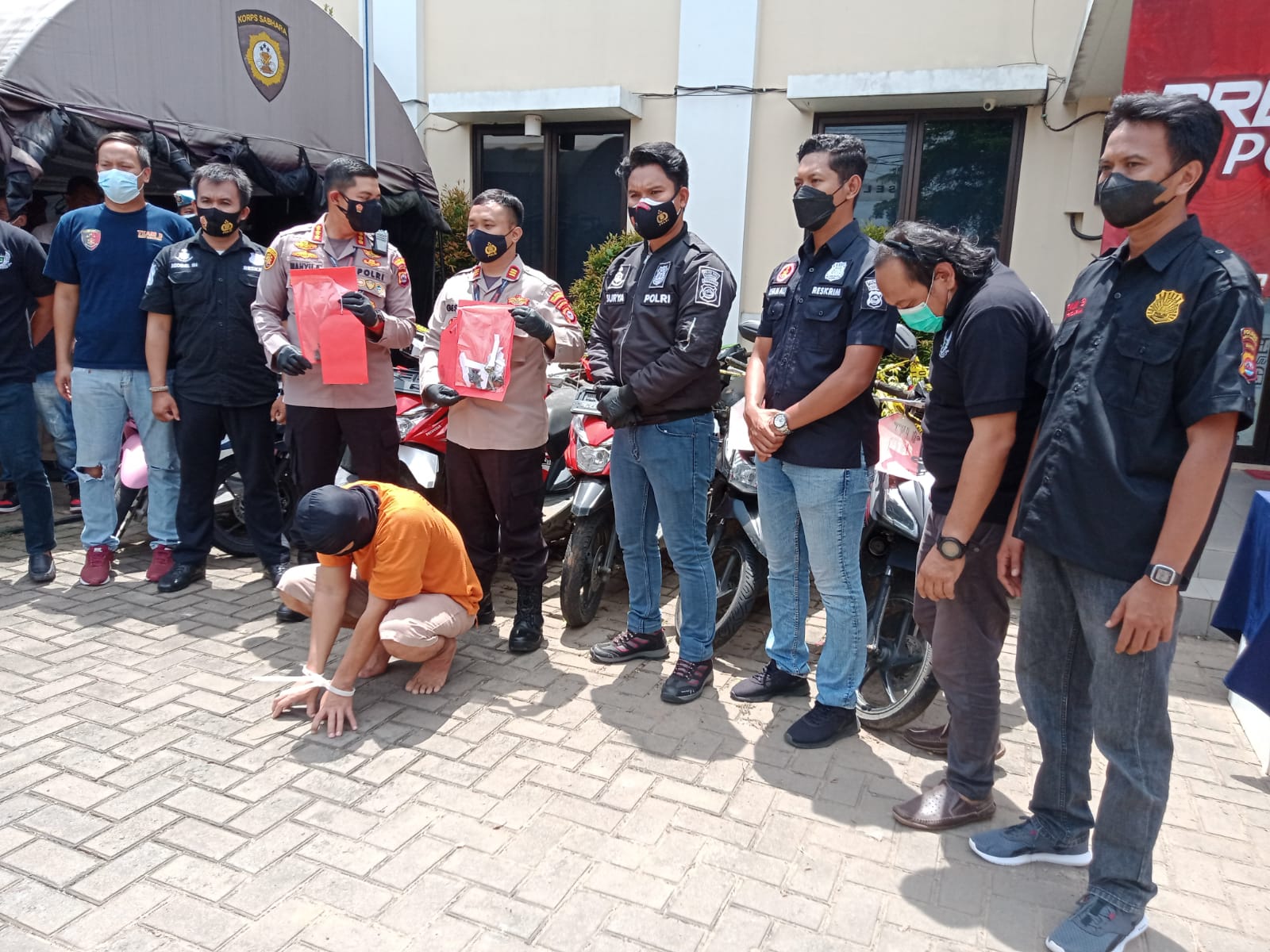 Aparat amankan tersangka pelaku pencurian sepeda motor Aparat amankan tersangka pelaku pencurian sepeda motor