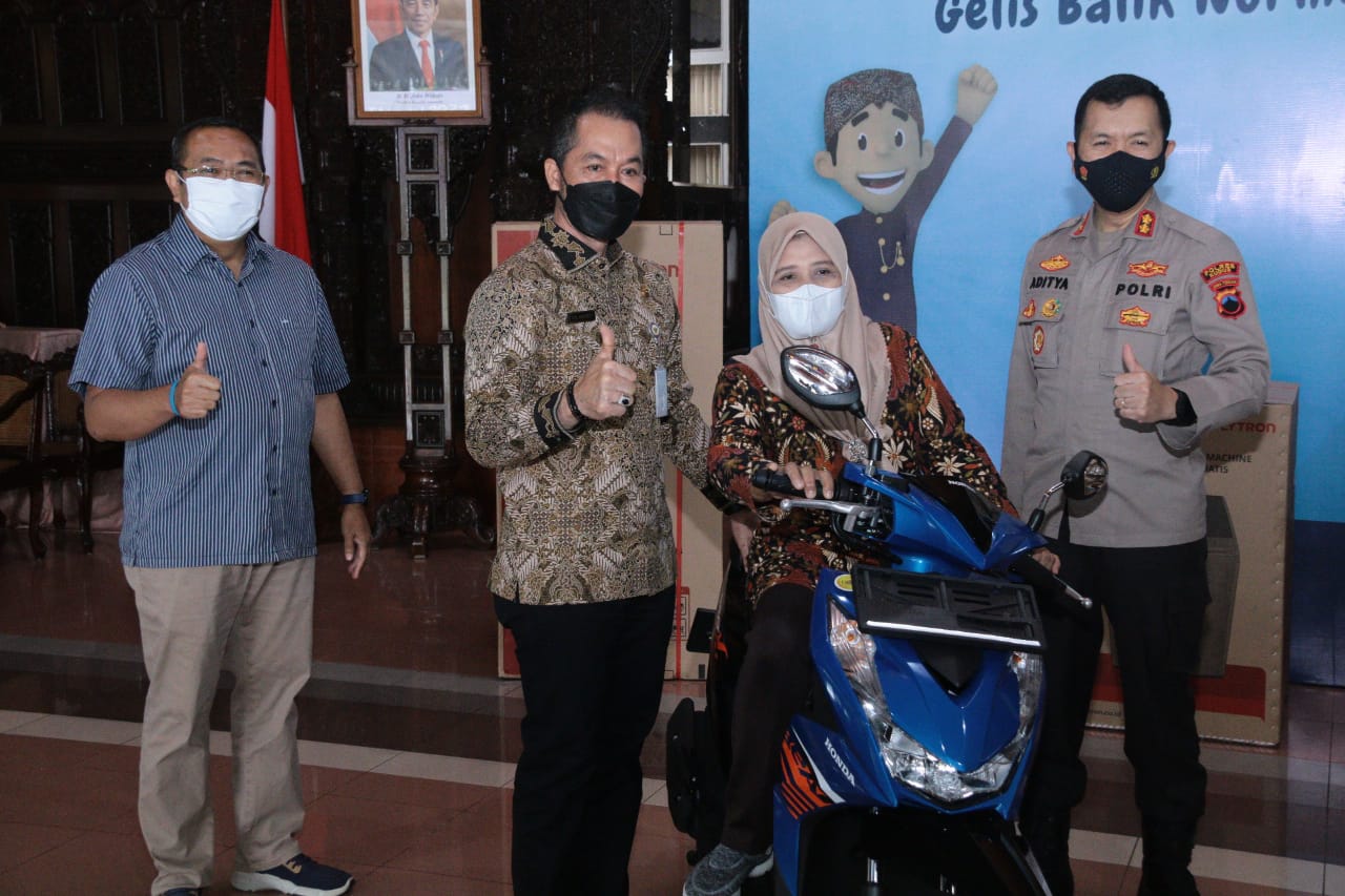 Apresiasi warga ikut vaksinasi, Djarum Foundation dan Pemkab Kudus bagikan doorprize Apresiasi warga ikut vaksinasi, Djarum Foundation dan Pemkab Kudus bagikan doorprize