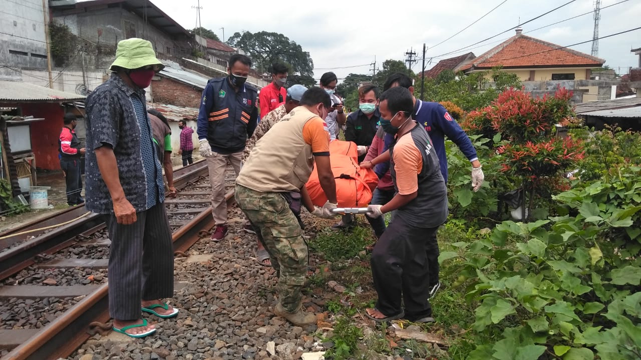 Konflik keluarga, warga Pulosari tabrakan diri ke kereta api Konflik keluarga, warga Pulosari tabrakan diri ke kereta api