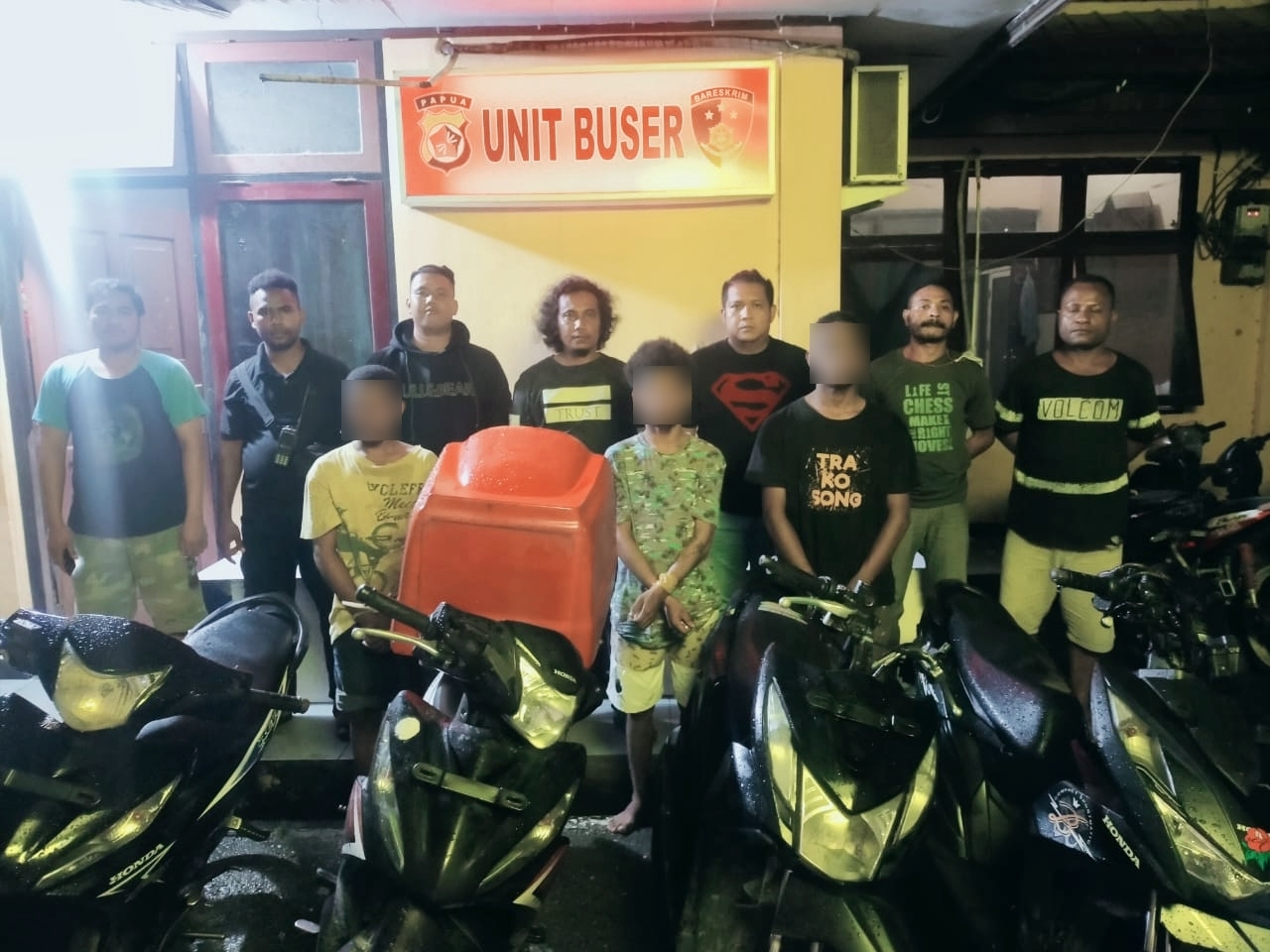 Polisi ciduk komplotan pencuri motor delivery Pizza Hut di Papua Polisi ciduk komplotan pencuri motor delivery Pizza Hut di Papua