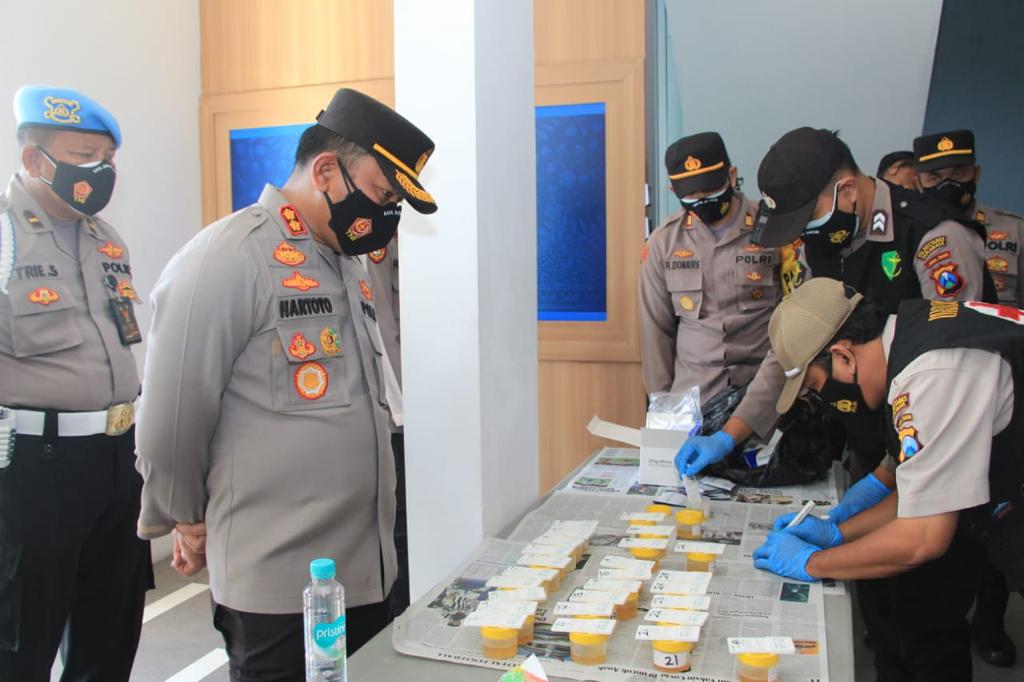 Kapolrestabes Surabaya lakukan tes urine PJU dan kapolsek jajaran Kapolrestabes Surabaya lakukan tes urine PJU dan kapolsek jajaran
