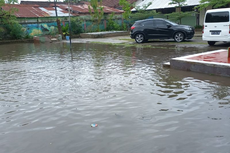 Sejumlah sekolah di Mataram tergenang air