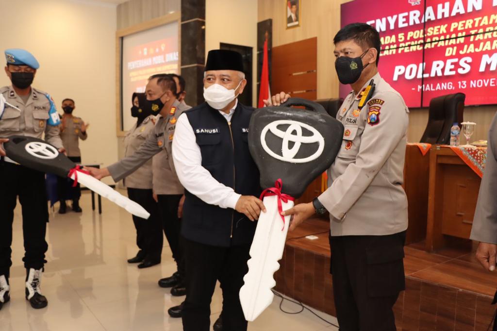Vaksinasi tuntas 100 persen, 5 polsek dapat mobil dinas dari Forkopimda Vaksinasi tuntas 100 persen, 5 polsek dapat mobil dinas dari Forkopimda