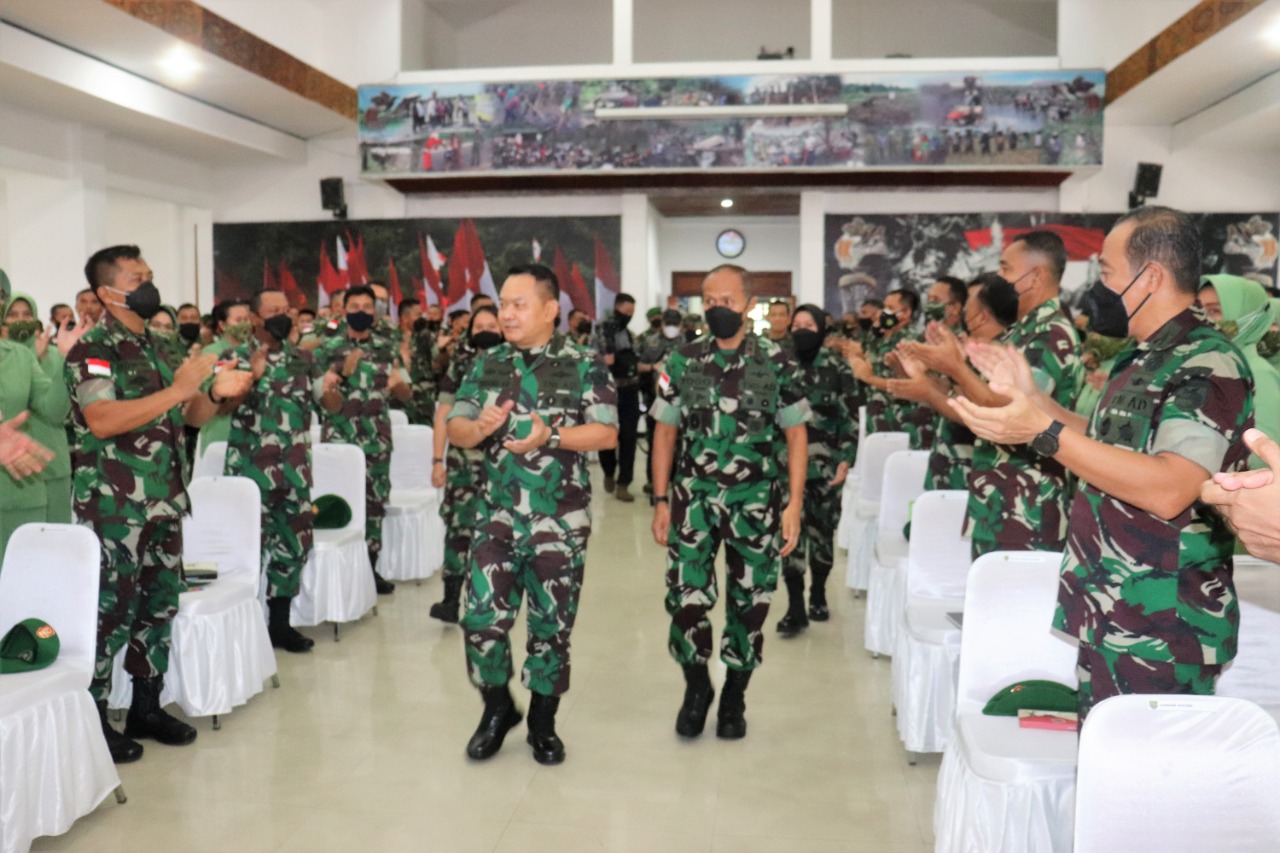 Kasad minta prajurit TNI cintai rakyat Papua Kasad minta prajurit TNI cintai rakyat Papua