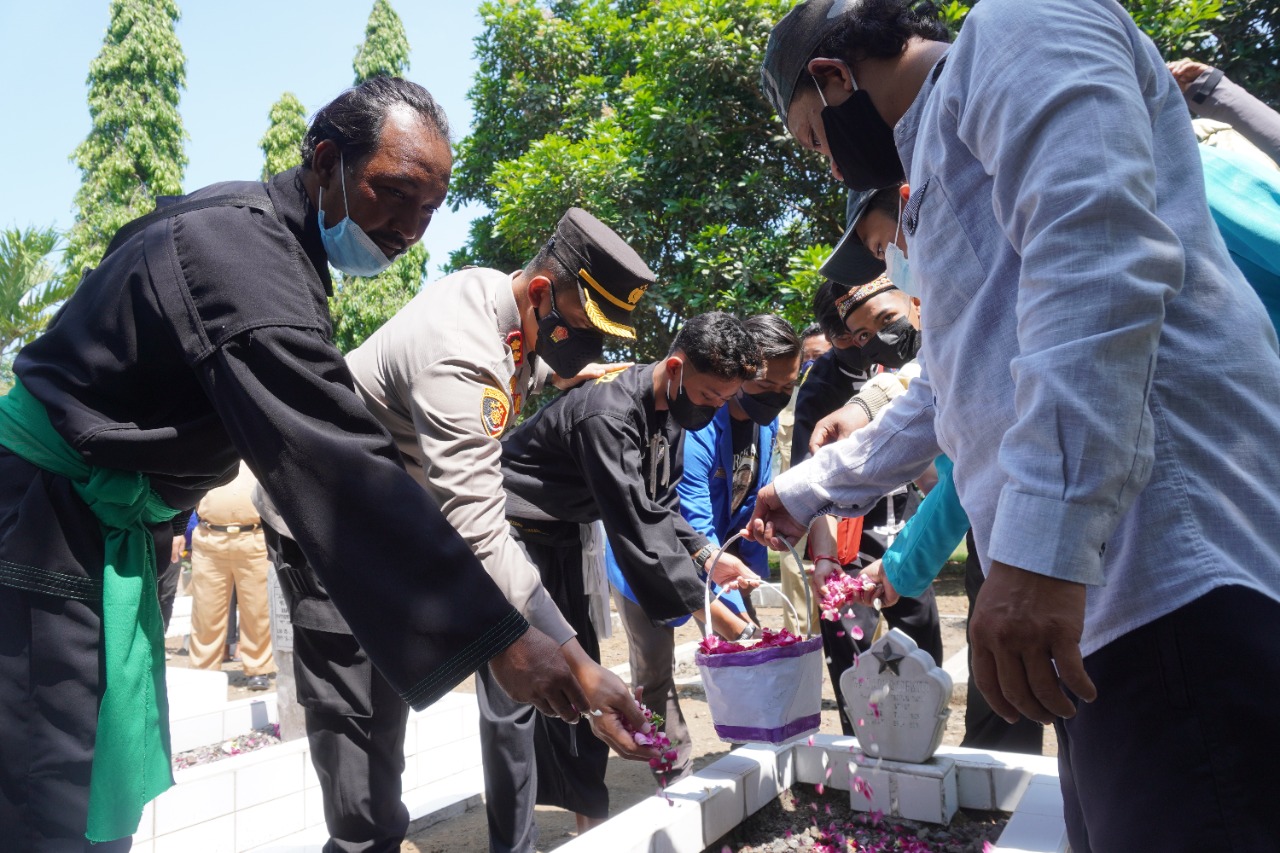 Eks napiter ikut bersihkan makam pahlawan