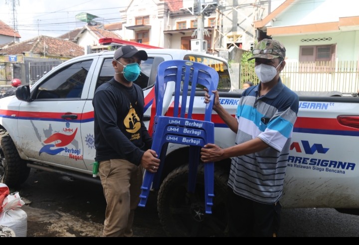 UMM salurkan bantuan bahan material bangunan bagi warga Jodipan UMM salurkan bantuan bahan material bangunan bagi warga Jodipan