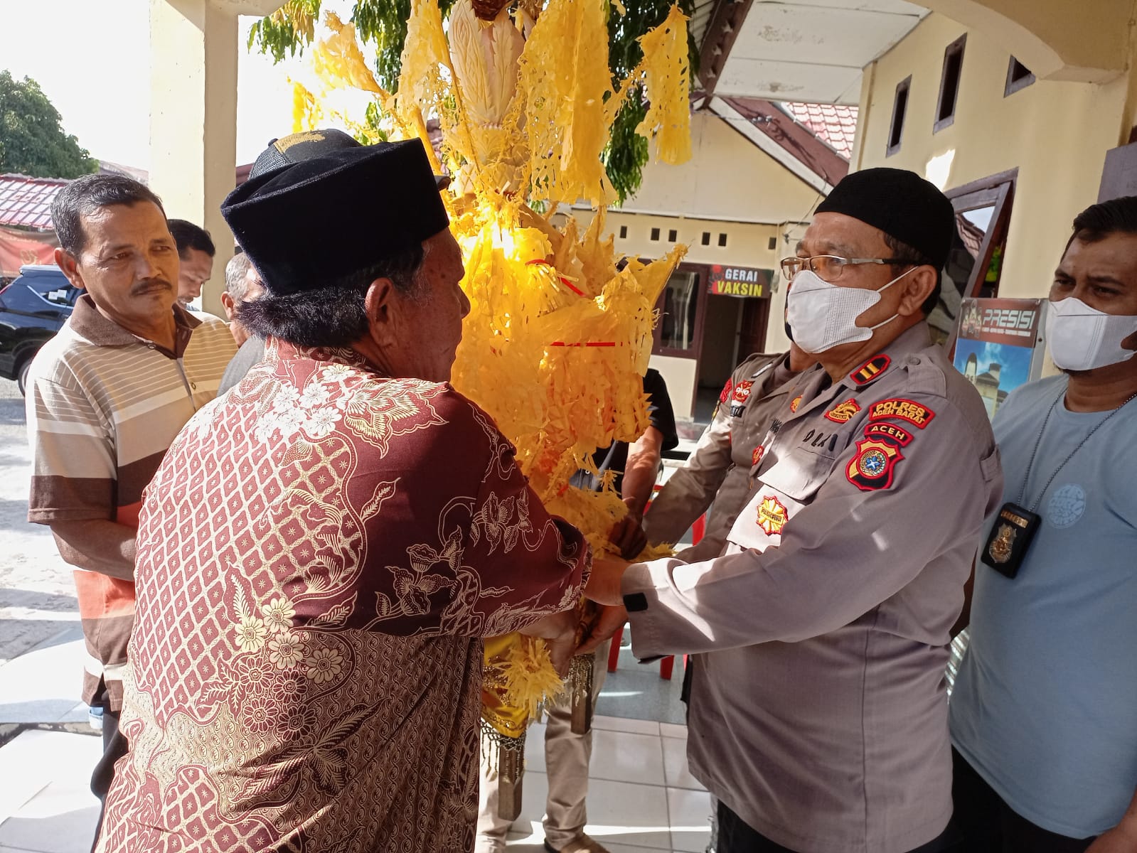 Misteri pembunuhan guru terungkap, tokoh masyarakat Samatiga gelar syukuran di Polsek Misteri pembunuhan guru terungkap, tokoh masyarakat Samatiga gelar syukuran di Polsek