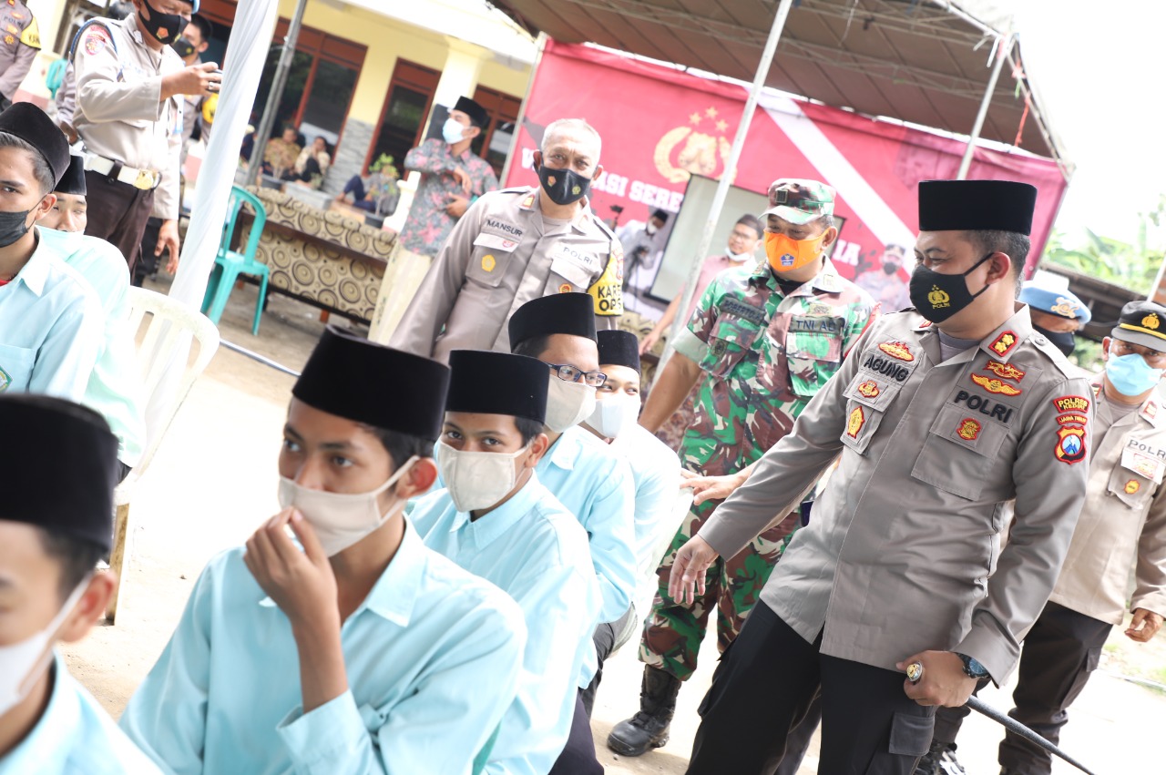 Dukung percepatan vaksinasi, Polres Kediri vaksin ribuan santri Dukung percepatan vaksinasi, Polres Kediri vaksin ribuan santri