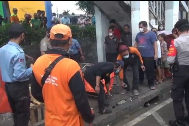 Seorang pria ditemukan tewas di selokan Pasar Pramuka Seorang pria ditemukan tewas di selokan Pasar Pramuka