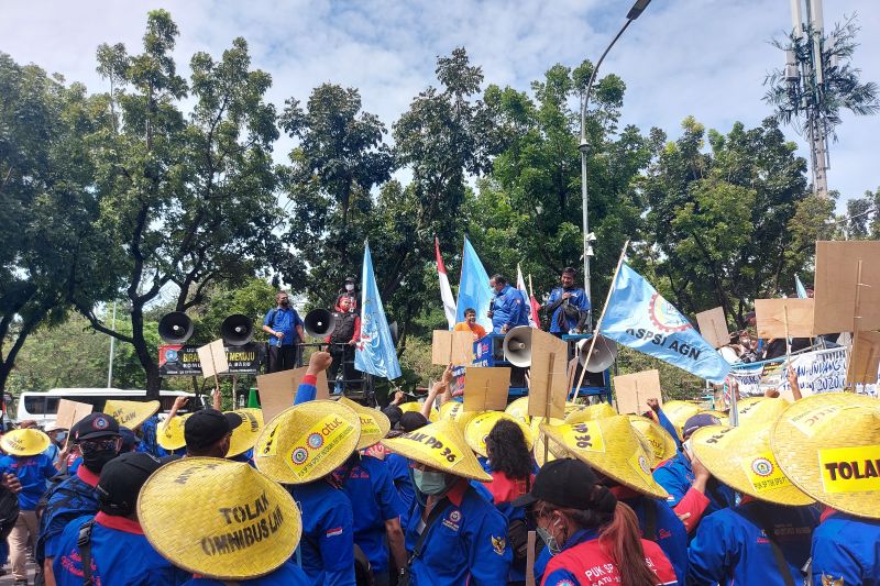 Massa buruh bubarkan diri setelah demo di depan Balaikota Jakarta Massa buruh bubarkan diri setelah demo di depan Balaikota Jakarta
