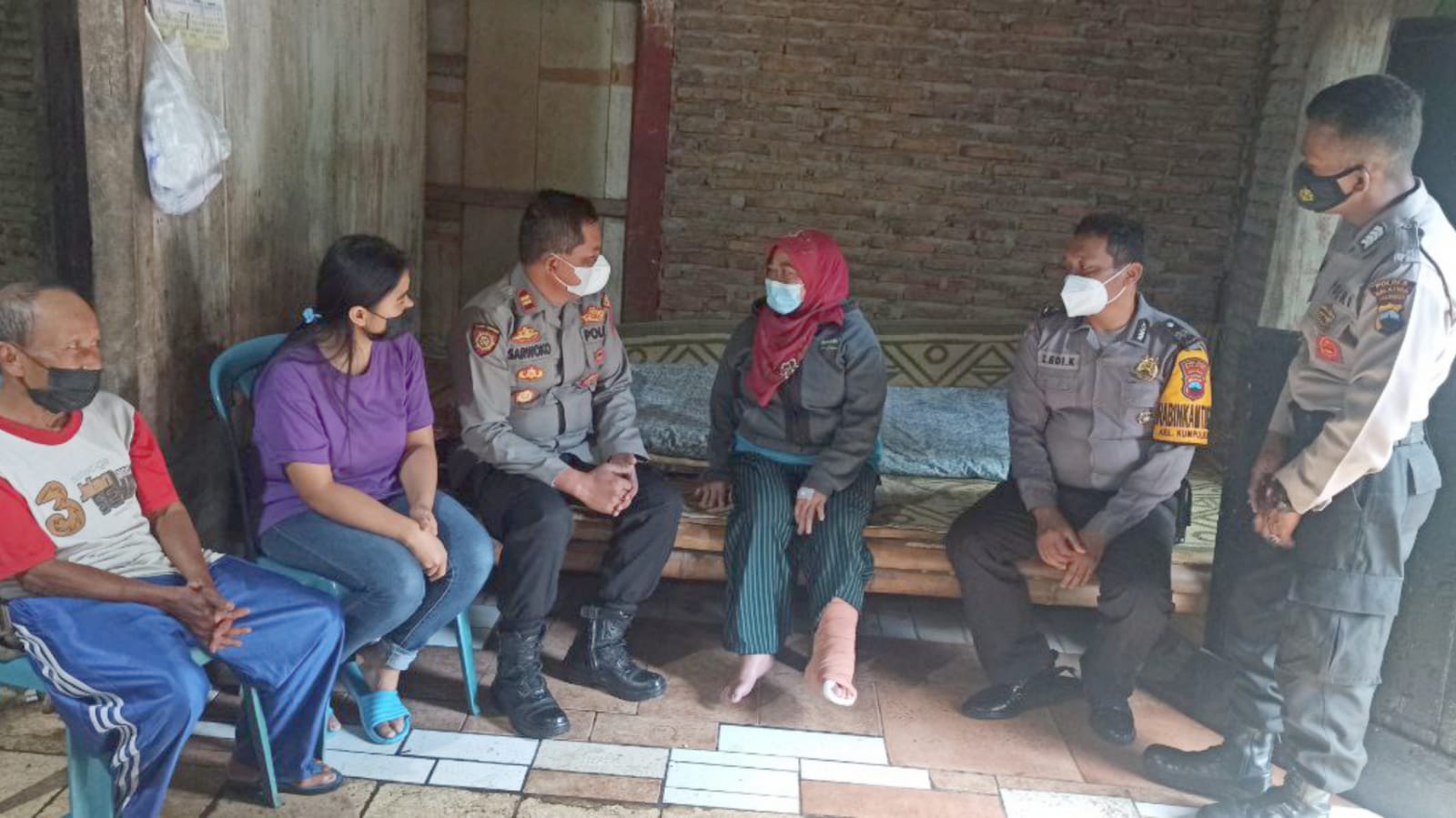 Polres Salatiga bantu operasional pengobatan warga Polres Salatiga bantu operasional pengobatan warga