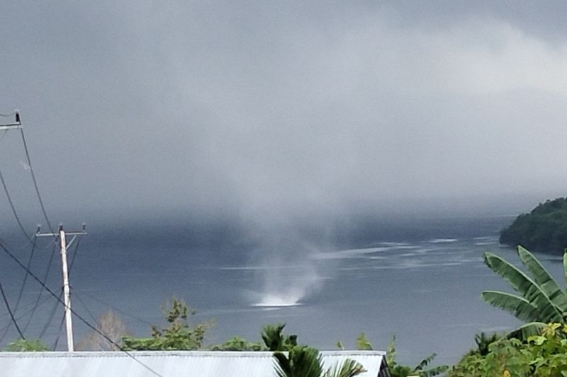 Warga di pesisir Manokwari Timur lihat fenomena Waterspout Warga di pesisir Manokwari Timur lihat fenomena Waterspout