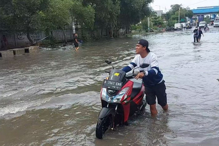 Genangan air di Pelabuhan Muara Baru belum surut