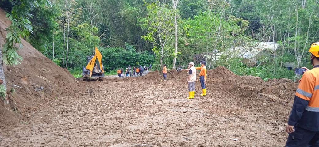 Sempat tertutup longsor, akses jalan Magelang-Boyolali jalur Sesebo bisa diakses kembali