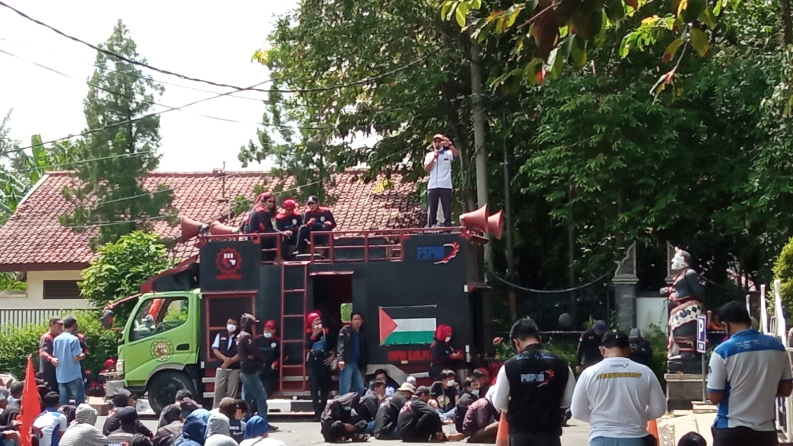 Ratusan buruh di Purwakarta demo tuntuk bupati diskresi upah naik 10 persen