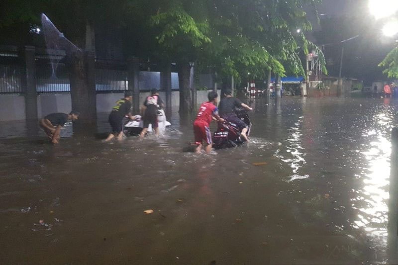 Banjir genang sejumlah ruas jalan di Jakarta Timur