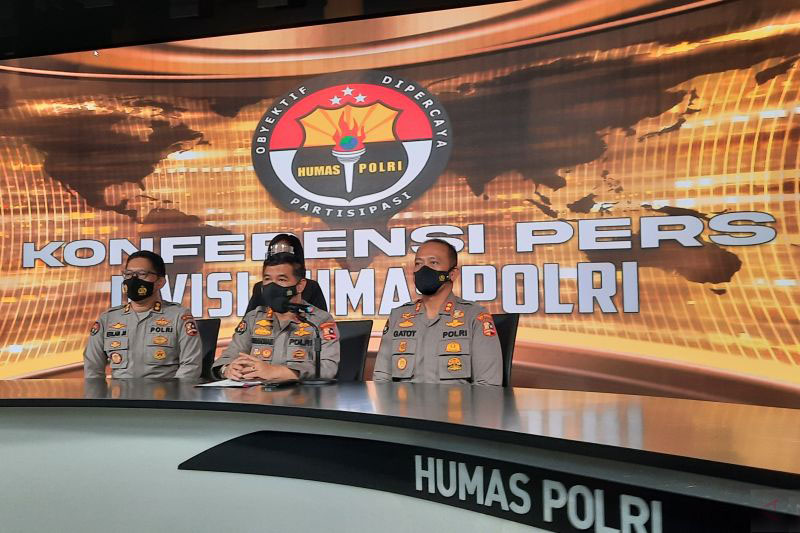 Polri kenakan pasal pendanaan teroris kepada tiga mubaliq Polri kenakan pasal pendanaan teroris kepada tiga mubaliq