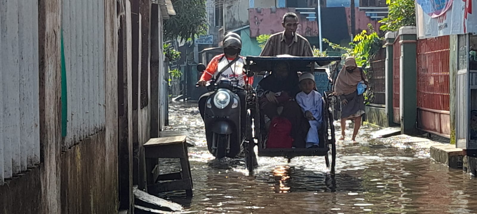 Hujan deras, kawasan permukiman penduduk di Palembang kebanjiran