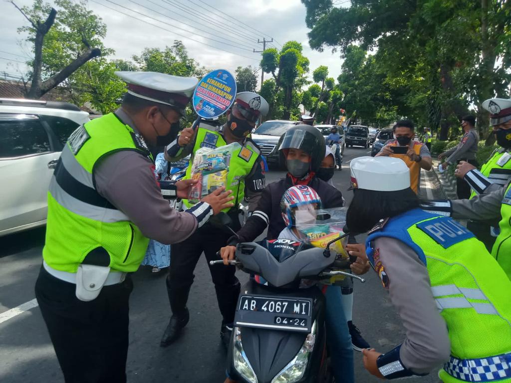 Gencarkan Operasi Zebra Candi, Satlantas bagikan susu dan pasang stiker Gencarkan Operasi Zebra Candi, Satlantas bagikan susu dan pasang stiker