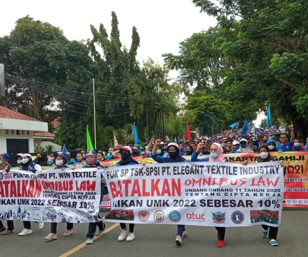 Tuntut kenaikan UMK 2022, buruh di Purwakarta gelar aksi Tuntut kenaikan UMK 2022, buruh di Purwakarta gelar aksi