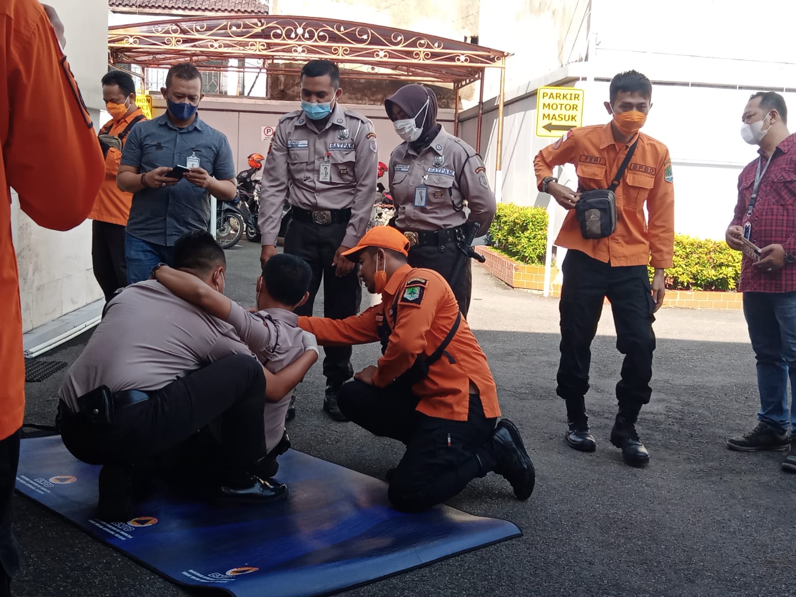 Puluhan karyawan BRI Majalengka ikuti simulasi hadapi bencana gempa Puluhan karyawan BRI Majalengka ikuti simulasi hadapi bencana gempa