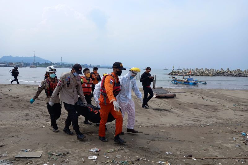 Kurang dari 24 jam tim SAR berhasil temukan jasad wisatawan tenggelam Kurang dari 24 jam tim SAR berhasil temukan jasad wisatawan tenggelam