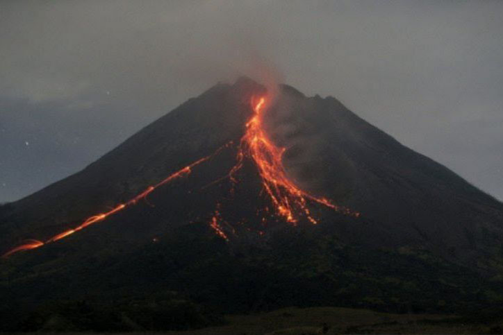 Gunung Merapi meluncurkan empat kali guguran lava sejauh 2.000 meter Gunung Merapi meluncurkan empat kali guguran lava sejauh 2.000 meter