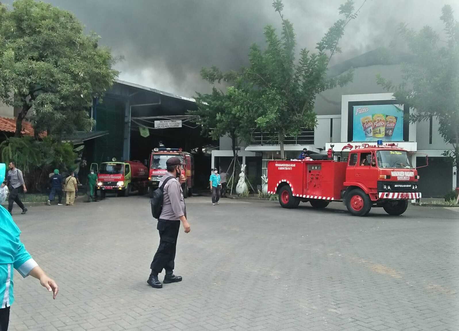 Pabrik makanan ringan PT Dua Kelinci terbakar Pabrik makanan ringan PT Dua Kelinci terbakar