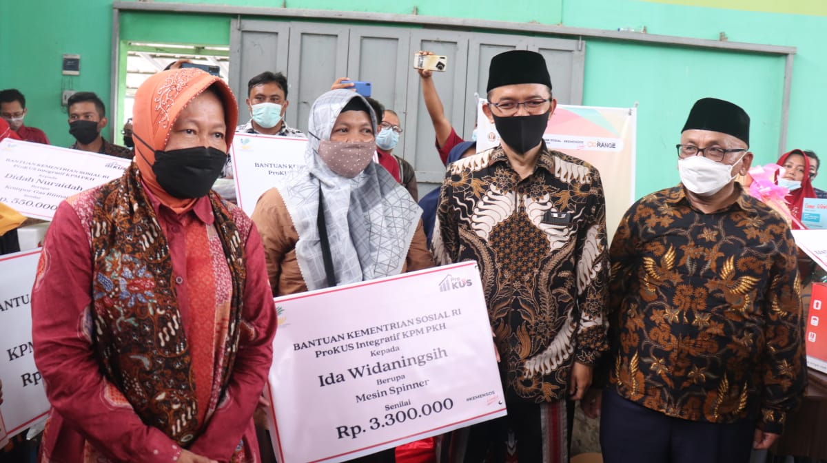 Kunker Mensos di Majalengka, Bagi-bagi bansos dan dengar keluhan warga Kunker Mensos di Majalengka, Bagi-bagi bansos dan dengar keluhan warga