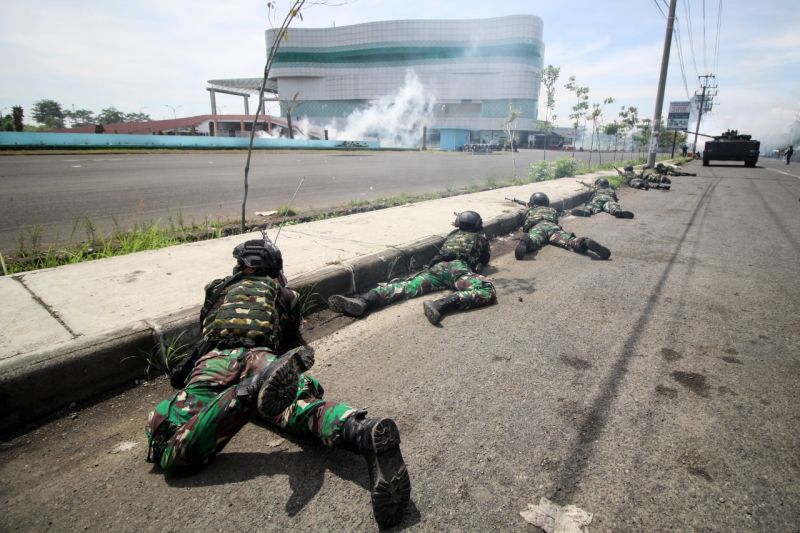 Wakasal tinjau langsung latihan operasi perang kota Marinir Wakasal tinjau langsung latihan operasi perang kota Marinir