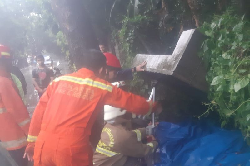 Seorang Pedagang di Pejaten Barat tewas tertimpa turap longsor