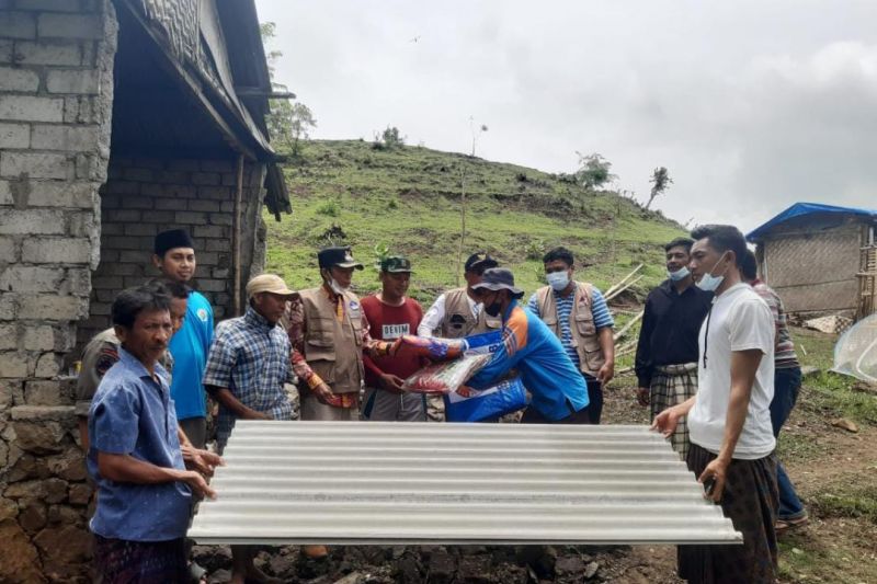 Puluhan rumah di Lombok Tengah rusak disapu angin puting beliung
